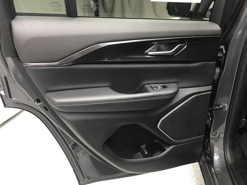 Used 2023 Jeep Grand Cherokee AltitudeImage 8