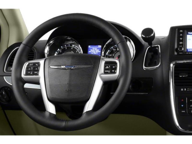 Used 2015 Chrysler Town & Country Image 7