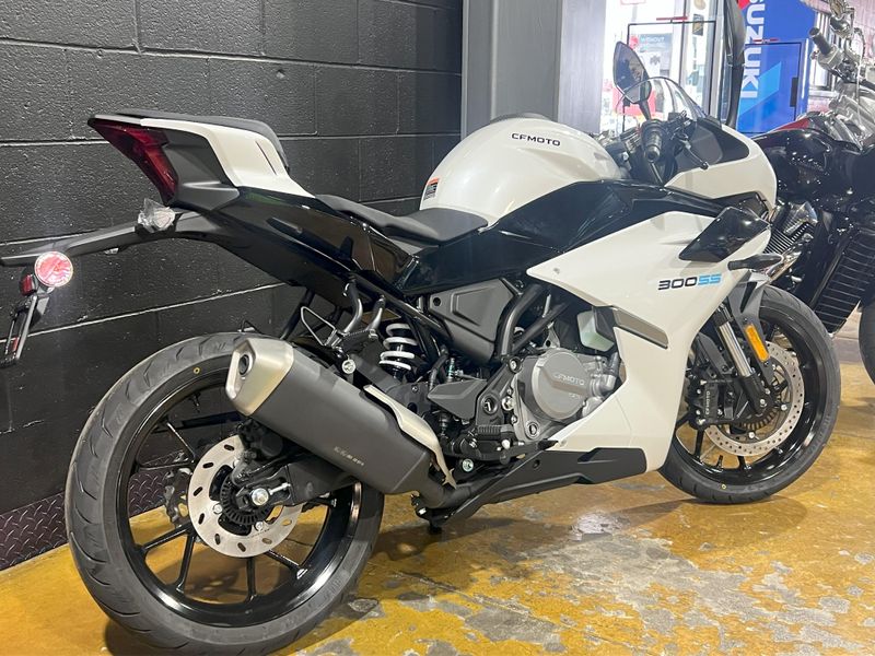 2025 CFMOTO 300SS Image 13
