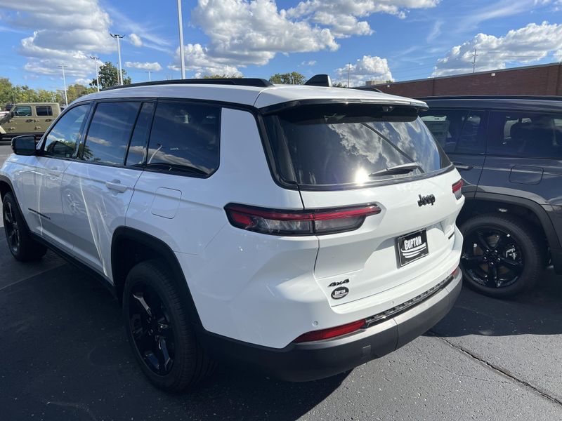 New 2025 Jeep Grand Cherokee L Limited 4x4Image 9