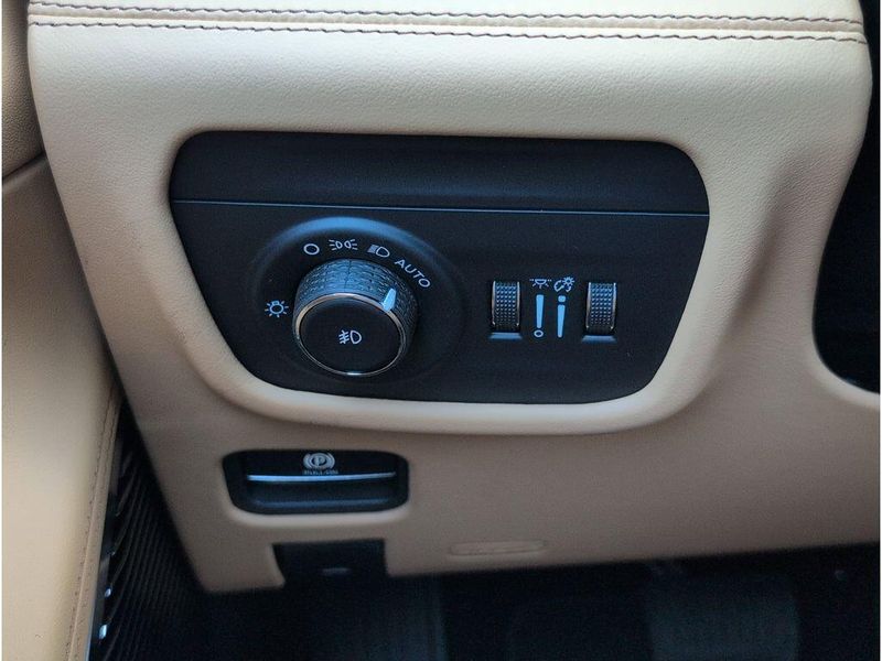 New 2026 Jeep Grand Cherokee Summit 4x4Image 30