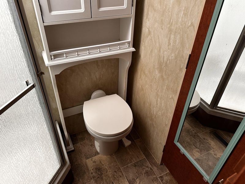 Used 2016 FOX MOUNTAIN 335BHS Image 28