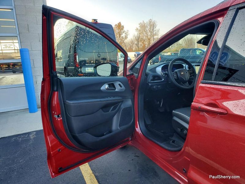 New 2026 Chrysler Pacifica Limited