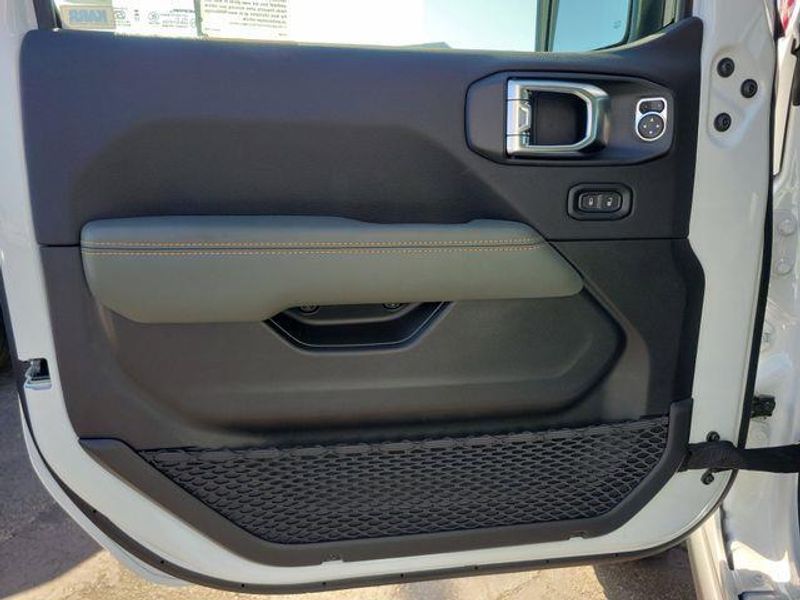 New 2026 Jeep Gladiator Mojave 4x4