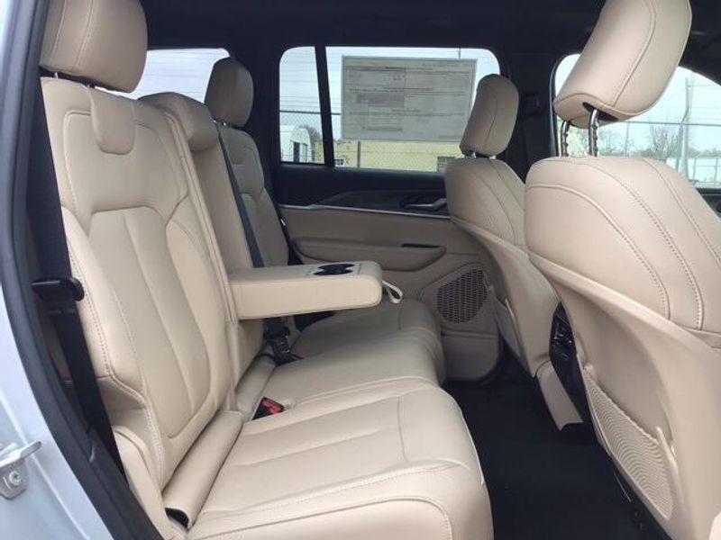 New 2025 Jeep Grand Cherokee Limited 4x2Image 15