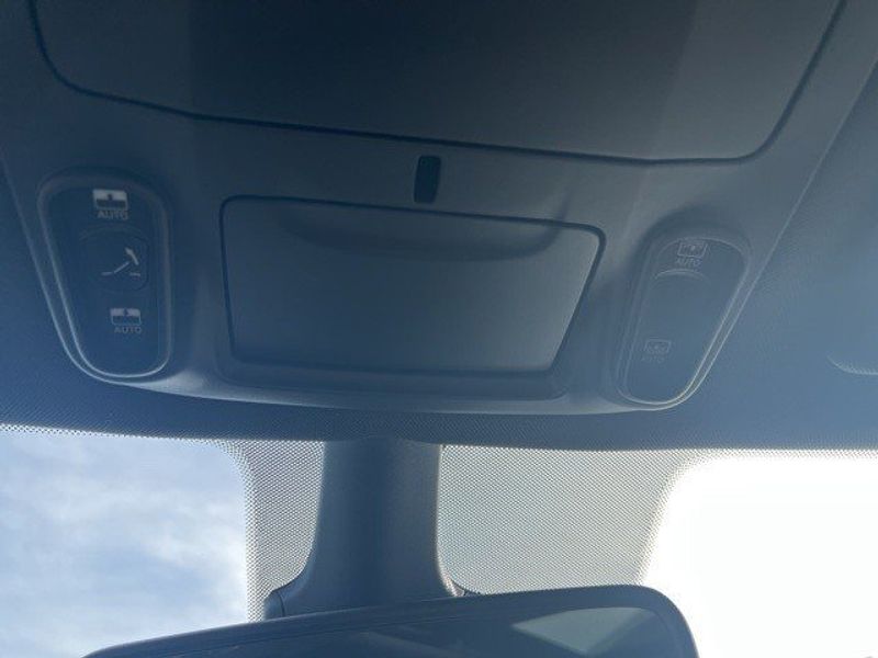 2023 Chrysler Pacifica Plug-in Hybrid LimitedImage 40