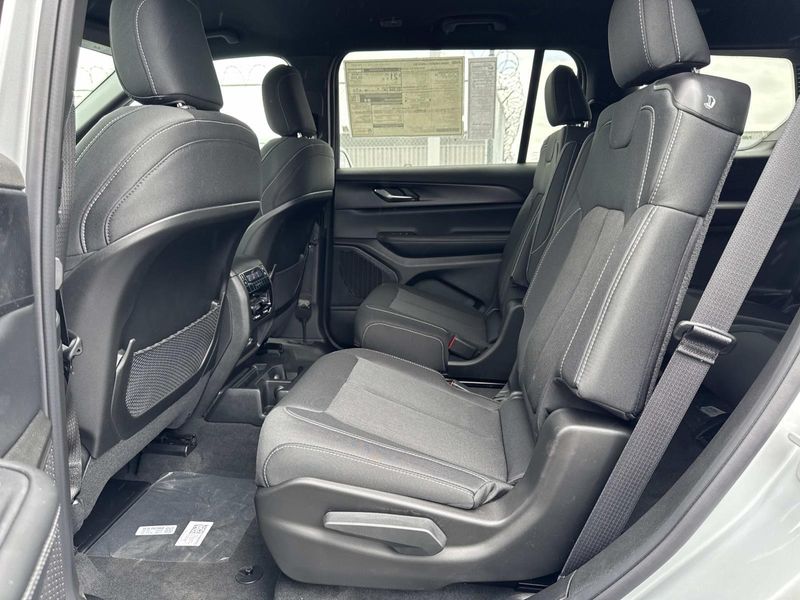New 2026 Jeep Grand Cherokee L Laredo 4x2