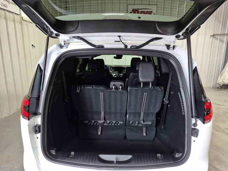 2025 Chrysler Pacifica SelectImage 14