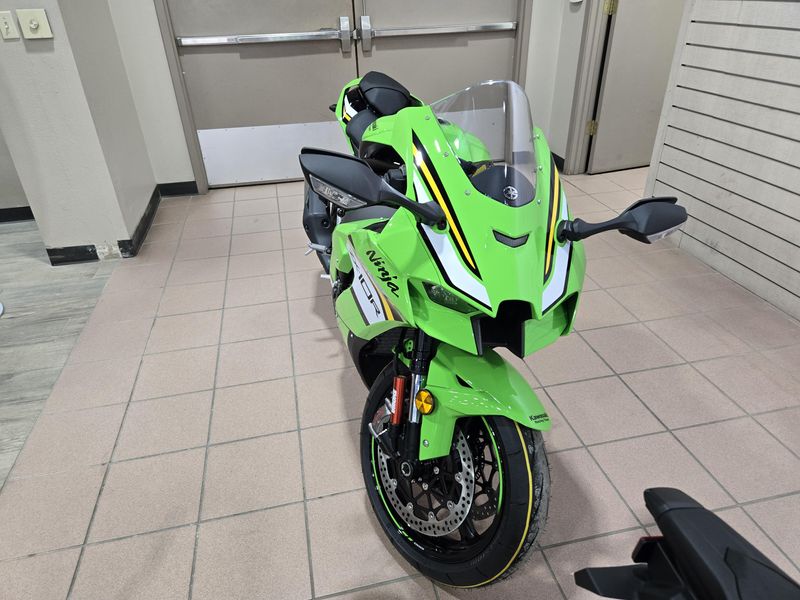 2025 Kawasaki NINJA ZX10R KRT EDITION LIME GREEN AND EBONY AND PEARL BLIZZARD WHITEImage 5