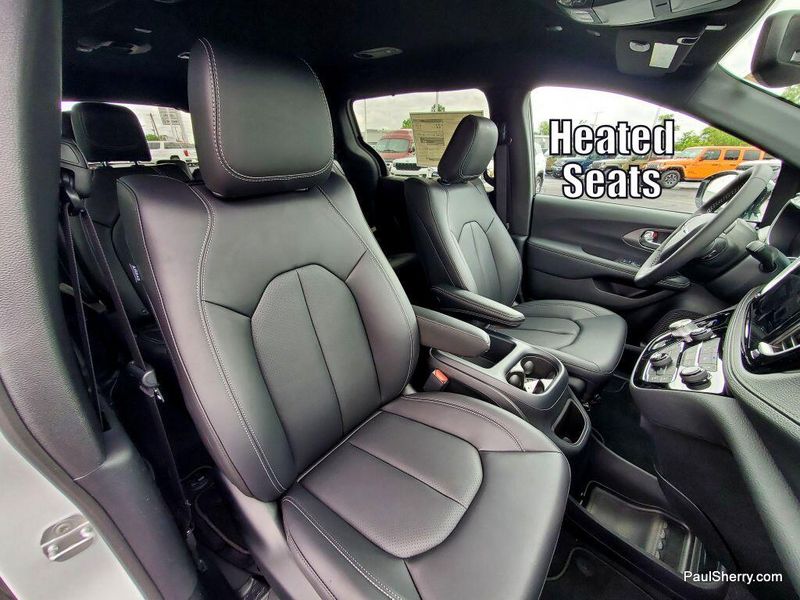 New 2025 Chrysler Pacifica SelectImage 39