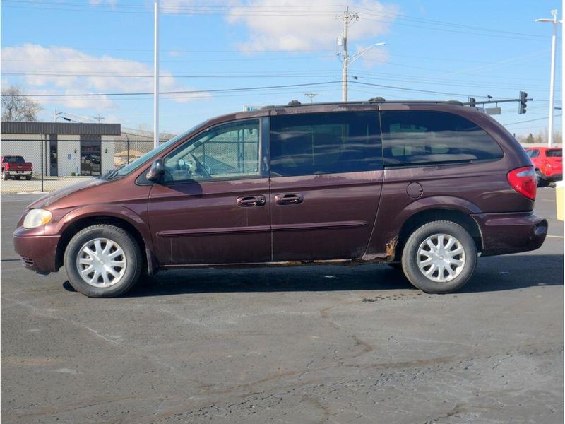 2003 Chrysler Town & Country LXImage 10