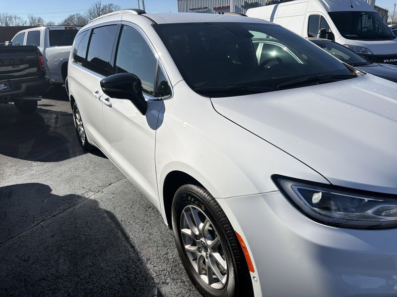 Used 2025 Chrysler Pacifica SelectImage 4
