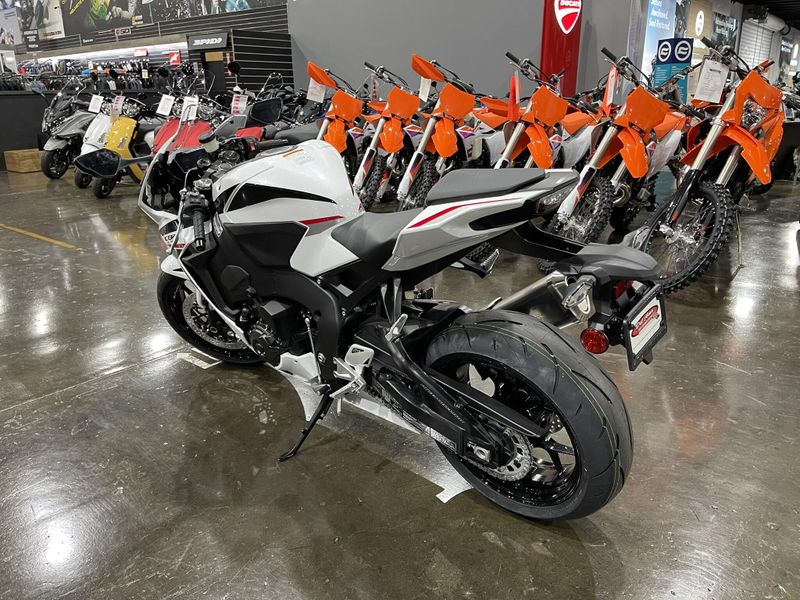 2025 Honda CBR1000RR Image 3