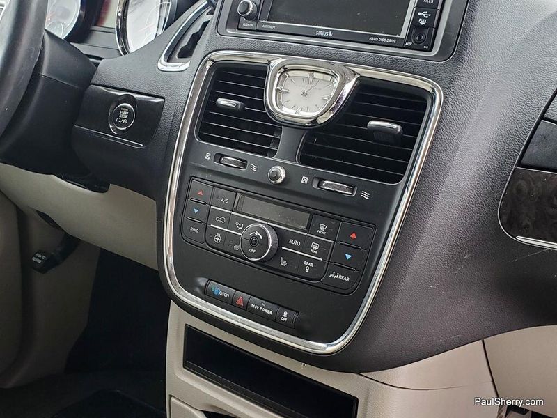 2016 Chrysler Town & Country Touring-LImage 25