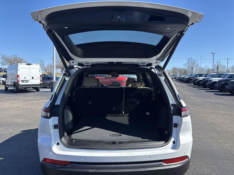 New 2026 Jeep Grand Cherokee Limited 4x4Image 8