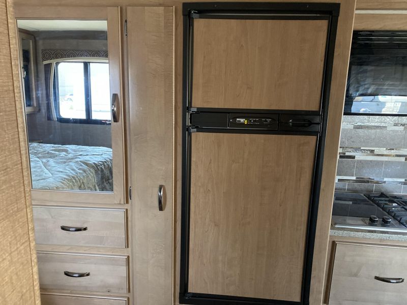 Used 2017 THOR CHATEAU 31Y Image 17