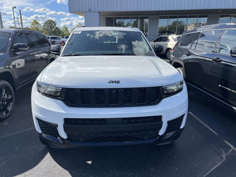 New 2025 Jeep Grand Cherokee L Limited 4x4Image 2