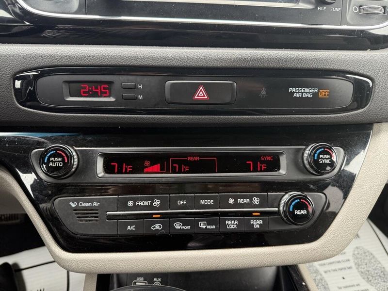 2017 Kia Sedona EX photo 23