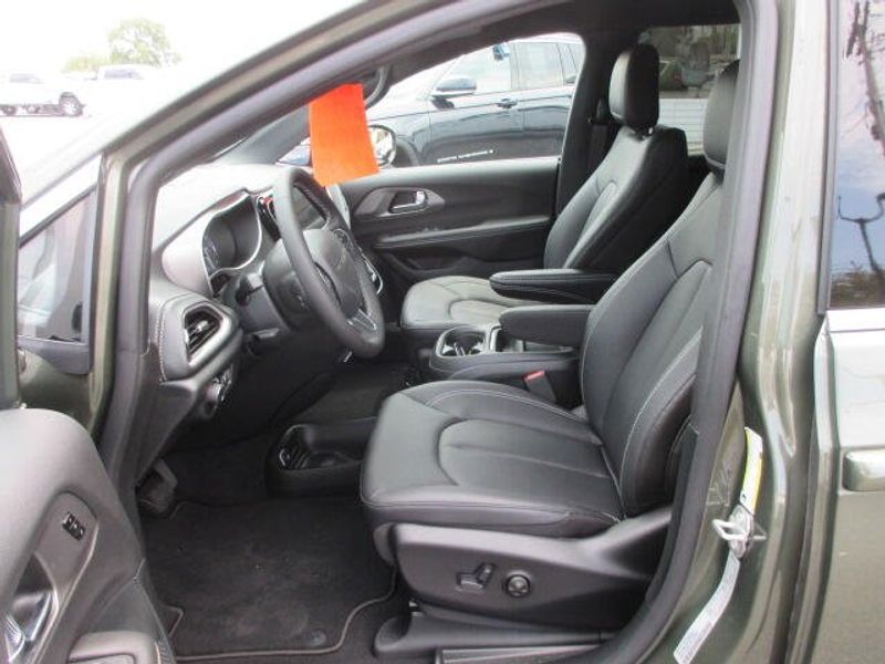 New 2027 Chrysler Pacifica SelectImage 16