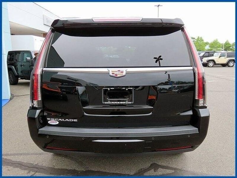 2020 Cadillac Escalade Premium LuxuryImage 6