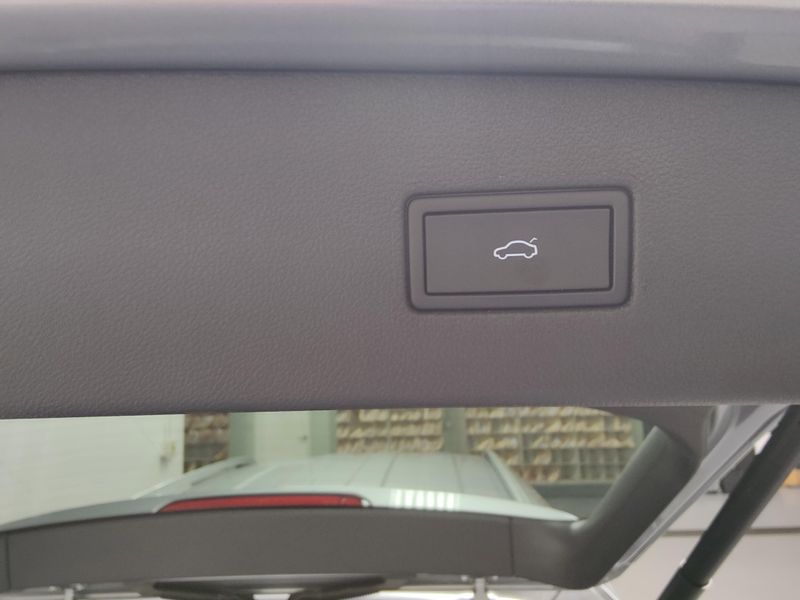 2024 Volkswagen Tiguan SE w/3rd Row SeatImage 12