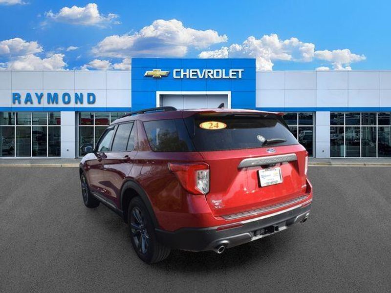 Used 2024 Ford Explorer XLTImage 5