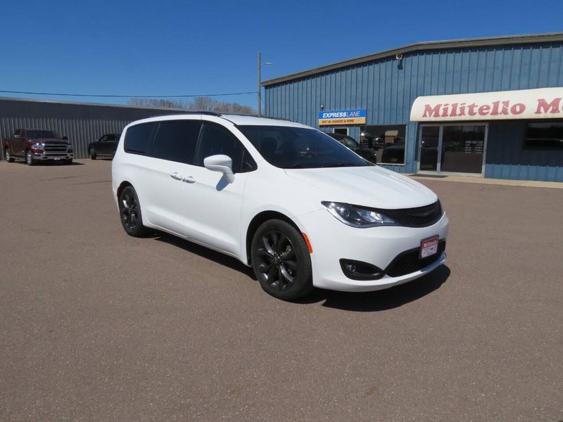 Used 2020 Chrysler Pacifica Touring 4dr Mini VanImage 2