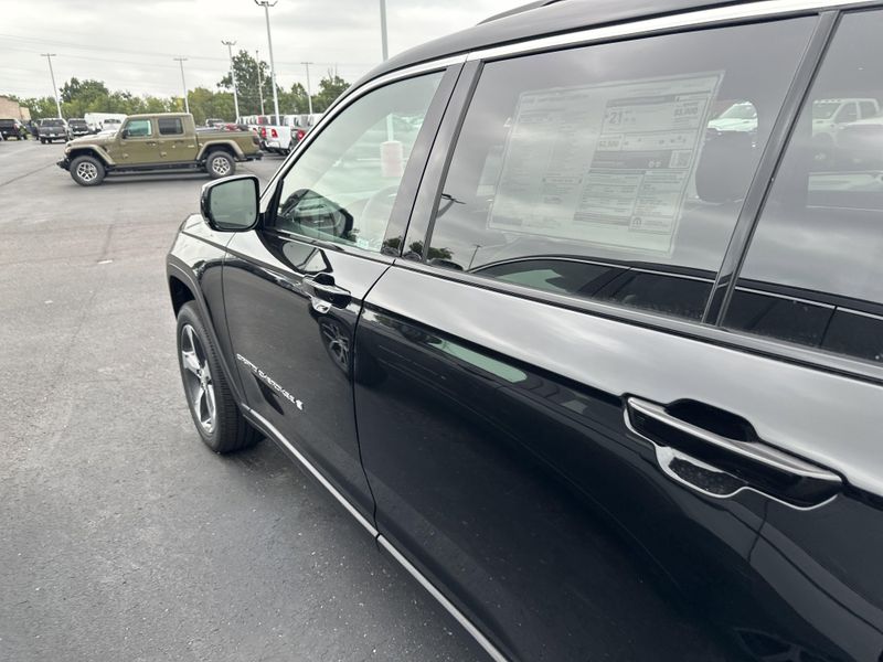 New 2025 Jeep Grand Cherokee L Limited 4x4Image 11