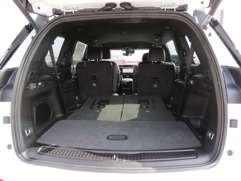 New 2026 Jeep Grand Cherokee L Limited 4x4Image 17