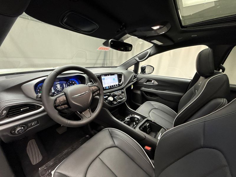 New 2026 Chrysler Pacifica Limited AwdImage 9