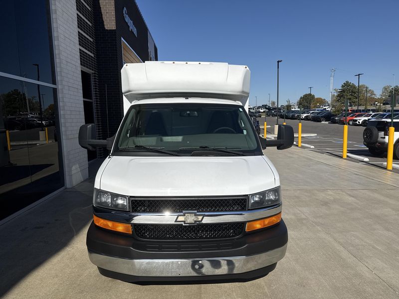 Used 2017 Chevrolet Express Cutaway Image 4