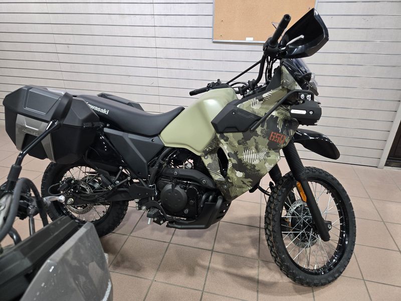 2025 Kawasaki KLR 650 ADVENTURE ABS CYPHER CAMO TAN AND METALLIC MATTE CARBON GRAYImage 2