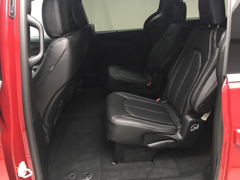 New 2026 Chrysler Pacifica SelectImage 8