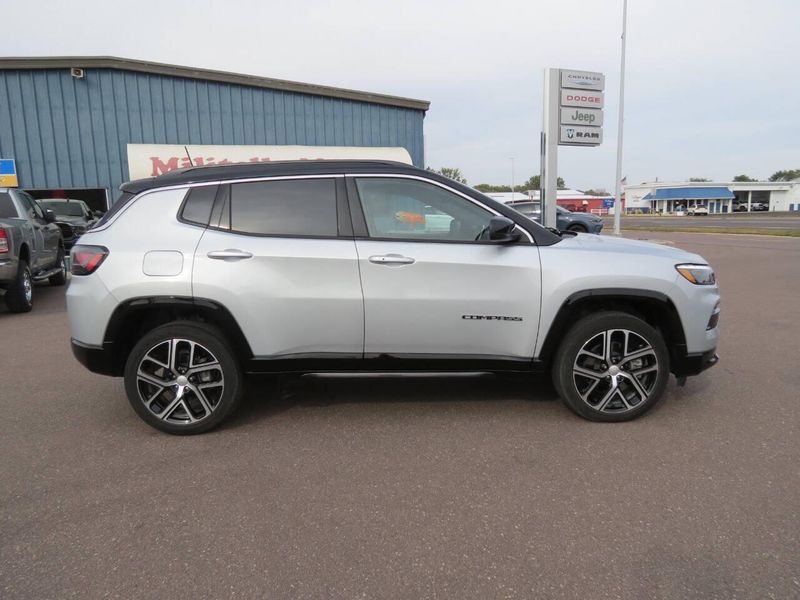 Used 2024 Jeep Compass Limited 4x4 4dr SUVImage 1