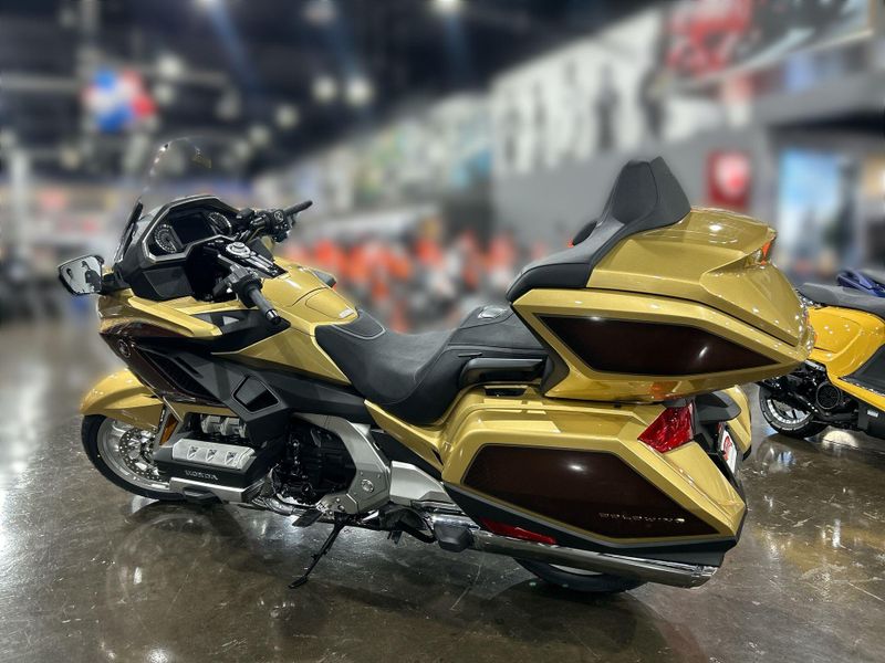 2025 Honda GOLDWING TOUR DCT Image 15
