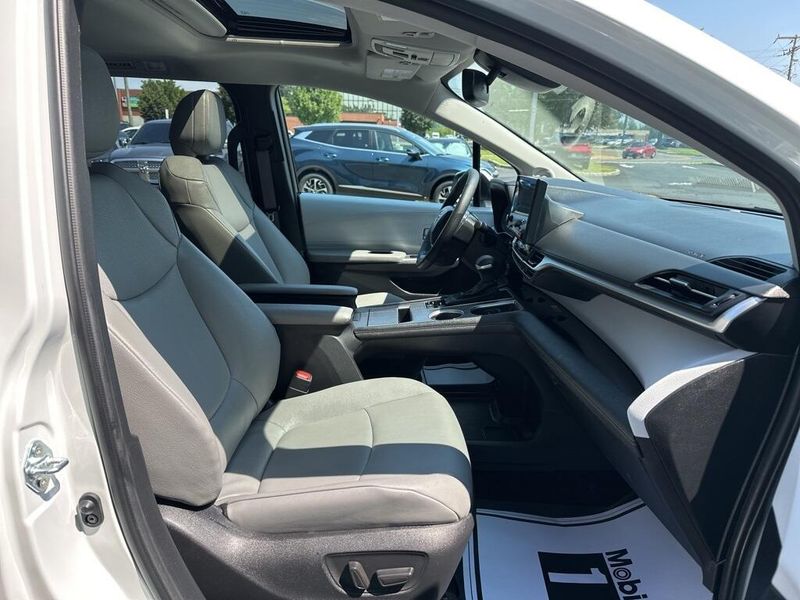 2025 Toyota Sienna XLEImage 16