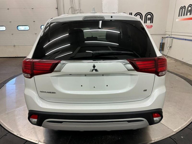 2020 Mitsubishi Outlander SEImage 14