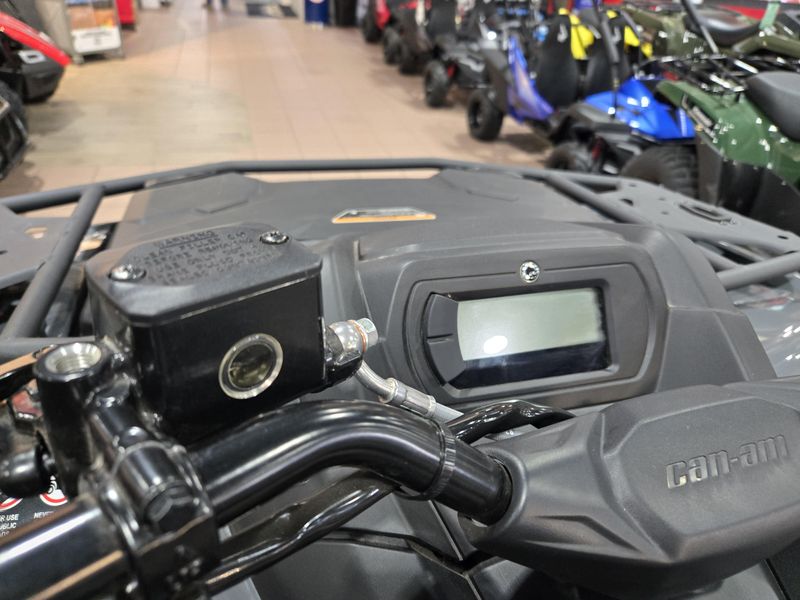 2025 Can-Am OULANDER 700 GRANITE GRAY Image 12