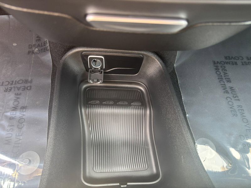 New 2025 Chrysler Pacifica SelectImage 21