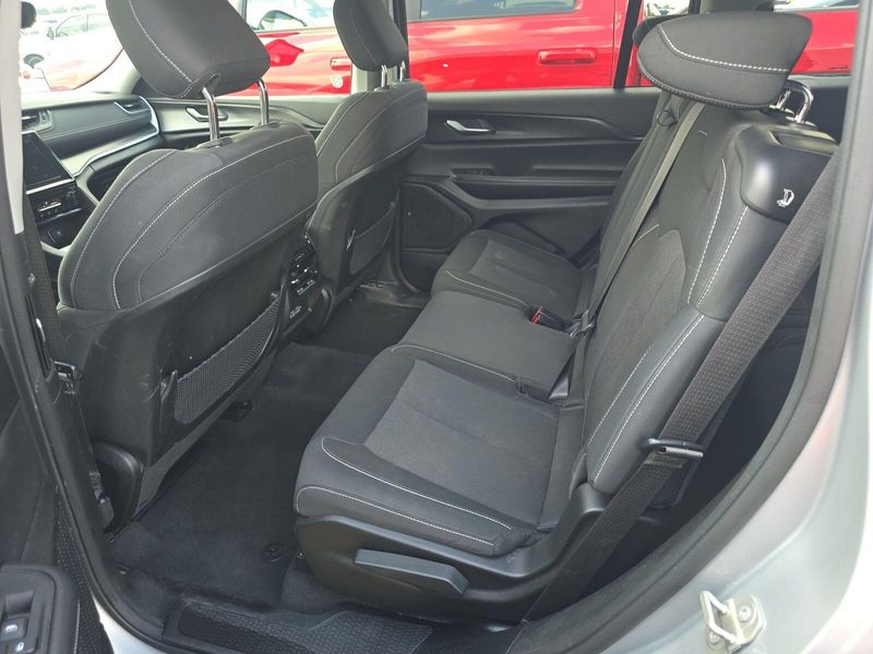 2023 Jeep Grand Cherokee Laredo Altitude photo 5