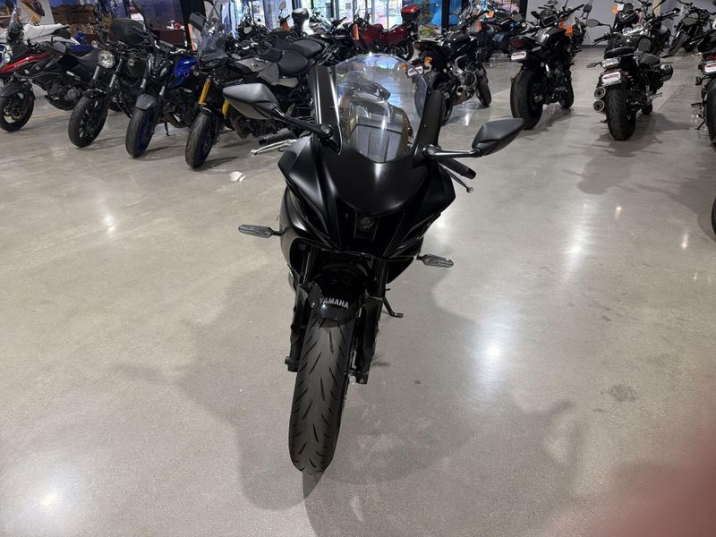 Used 2025 Yamaha YZF-R7 CA Image 12
