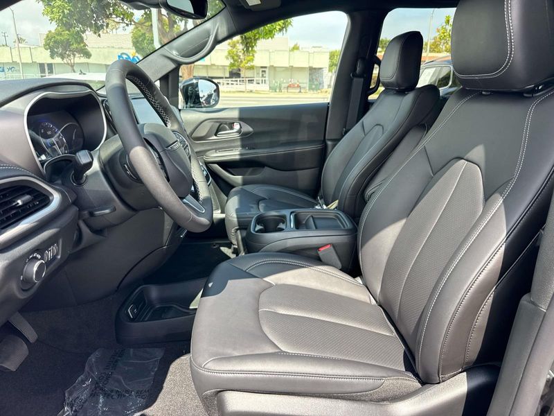 New 2027 Chrysler Pacifica Select Awd
