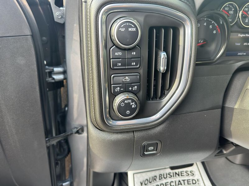2022 Chevrolet Silverado LT photo 3