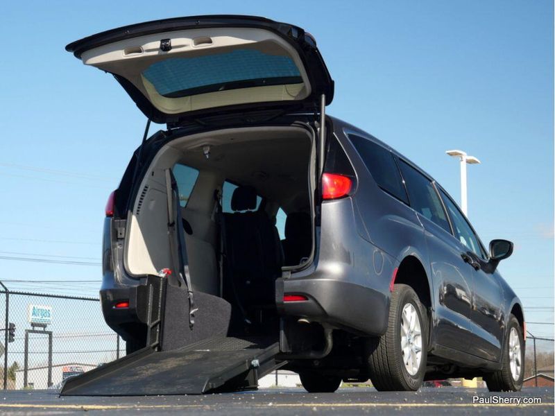 2022 Chrysler Voyager LXImage 31