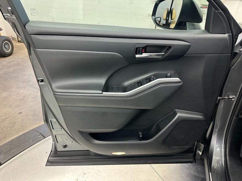 2021 Toyota Highlander XLE photo 17