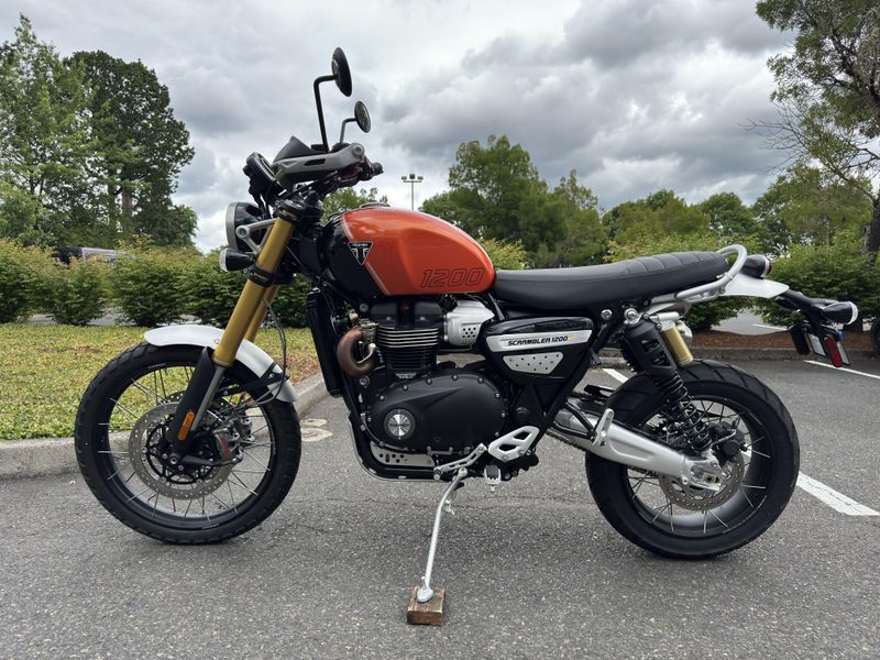 2025 Triumph Scrambler 1200 XE - BAJA ORANGE - PHANTOM BLACK 