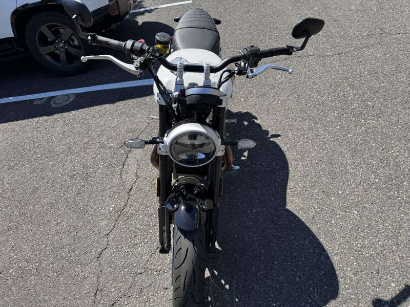 2025 Triumph Speed Twin 1200 - CRYSTAL WHITE - SAPPHIRE BLACK