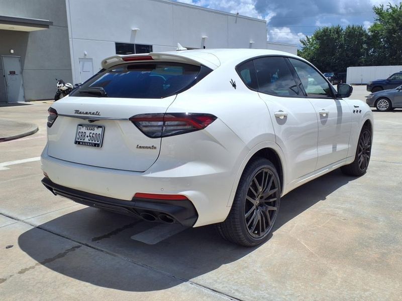 2022 Maserati Levante ModenaImage 2