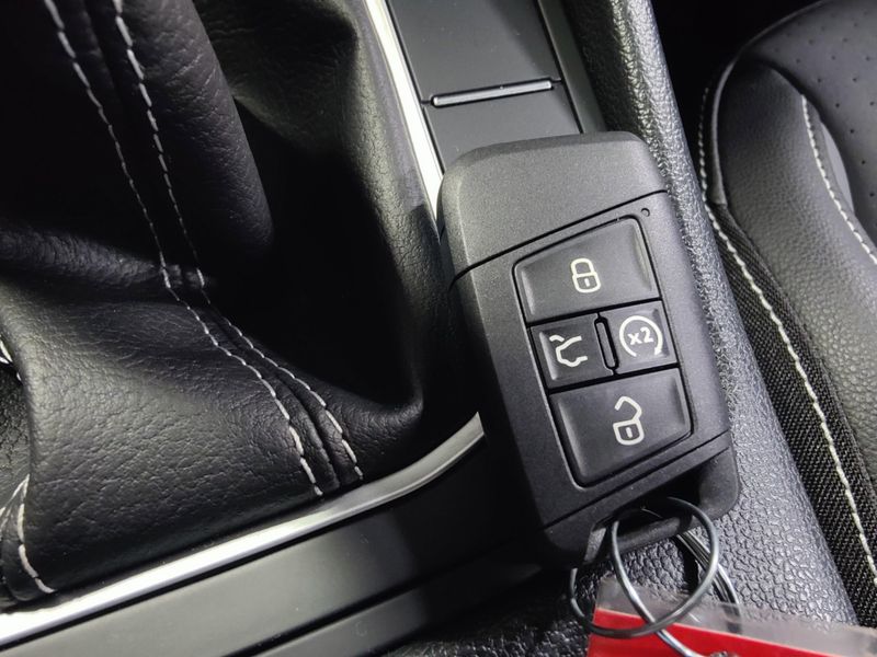 Used 2025 Volkswagen Jetta SE w/SunroofImage 28