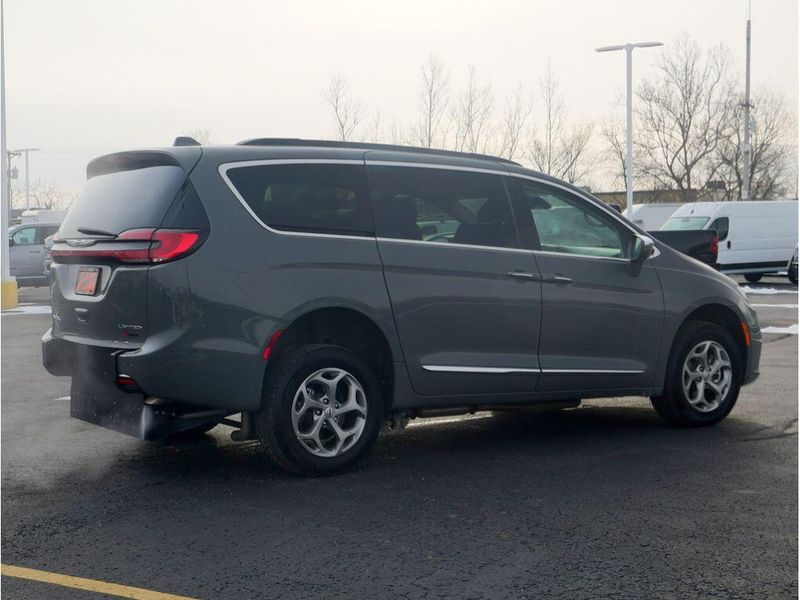 2022 Chrysler Pacifica LimitedImage 12